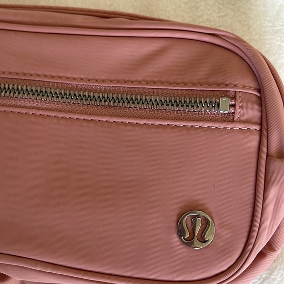 NWT Lululemon belt bag in pink pastel - Picture 4 of 6